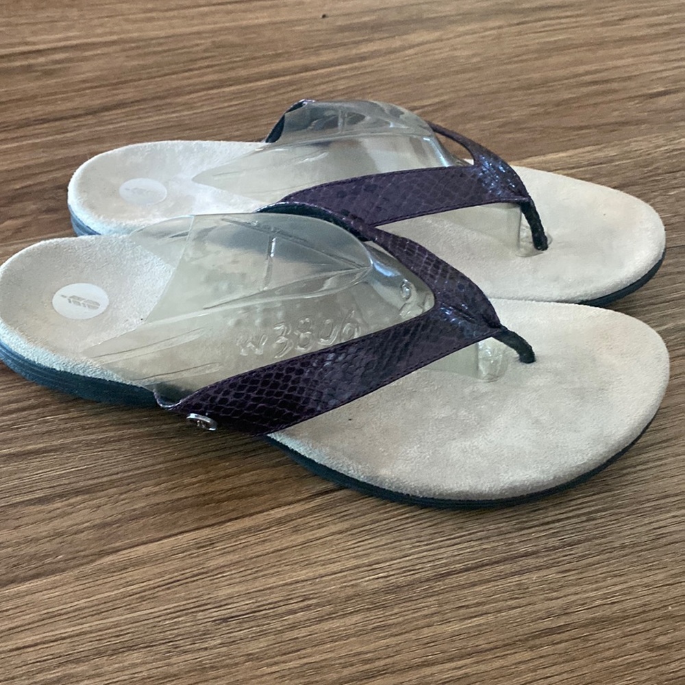 Acorn Dark purple snake print leather flip flop sandals vacation comfort size 11